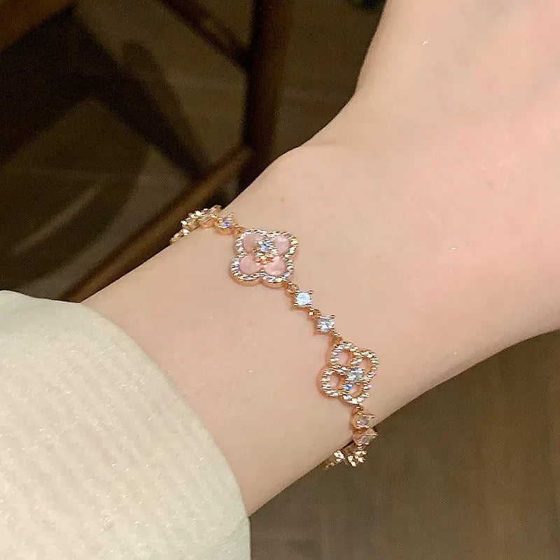 Aura CLOVER 5 MOTIF PINK BLUE RED WHITE BRACELET