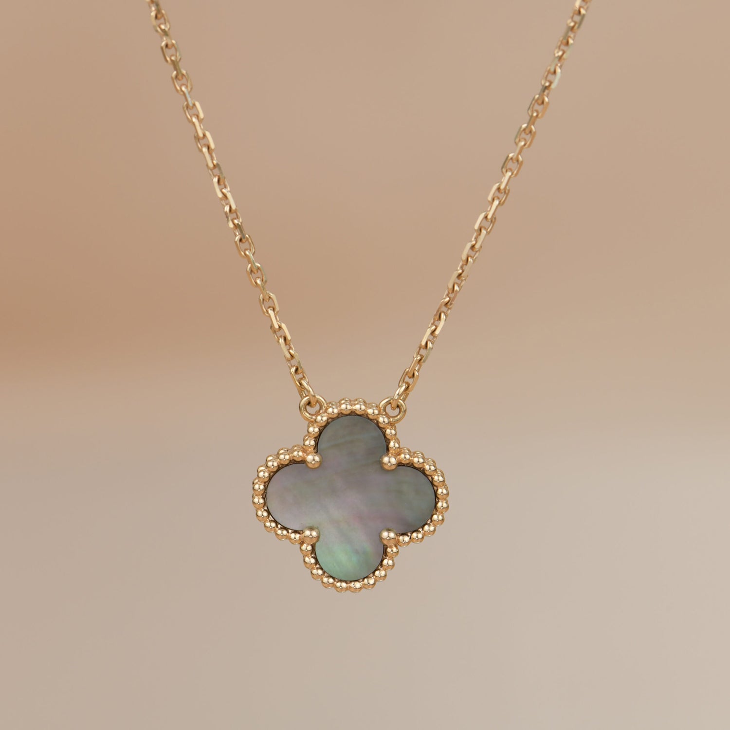 Aura CLOVER 15MM GRAUE PERLMUTT-HALSKETTE