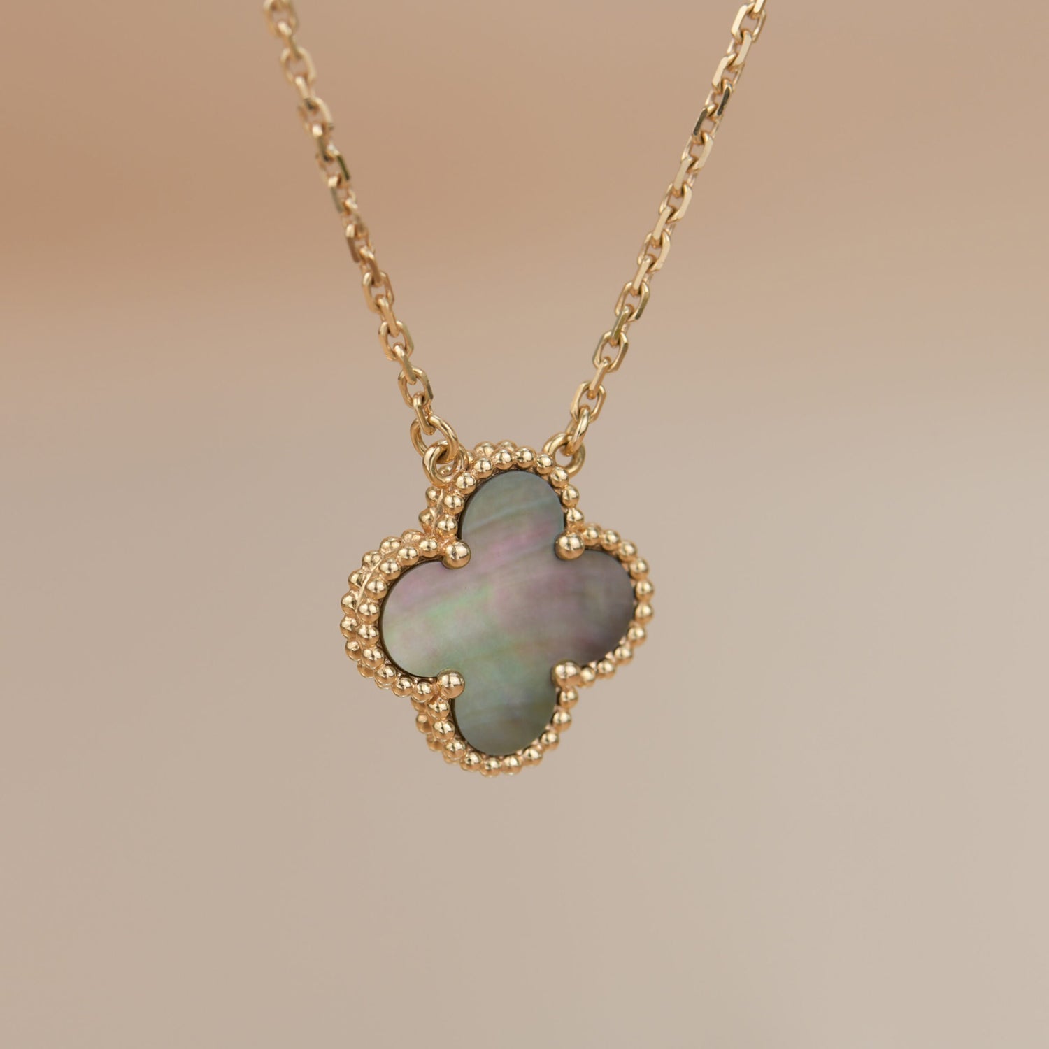 Aura CLOVER 15MM GRAUE PERLMUTT-HALSKETTE