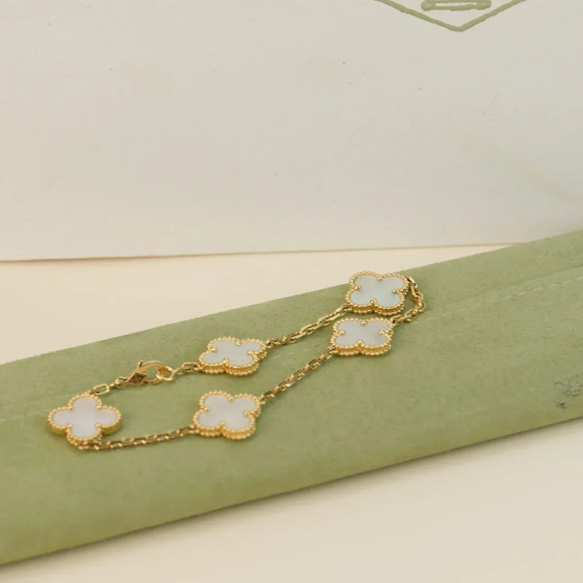 [Aura ]Neue CLOVER WHITE PEARL MOP 5 MOTIV ARMBAND-KOLLEKTION