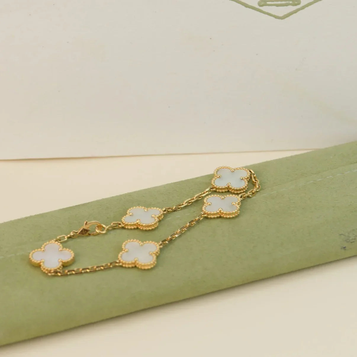 [Aura ]New CLOVER WHITE PEARL MOP 5 MOTIF BRACELET COLLECTION