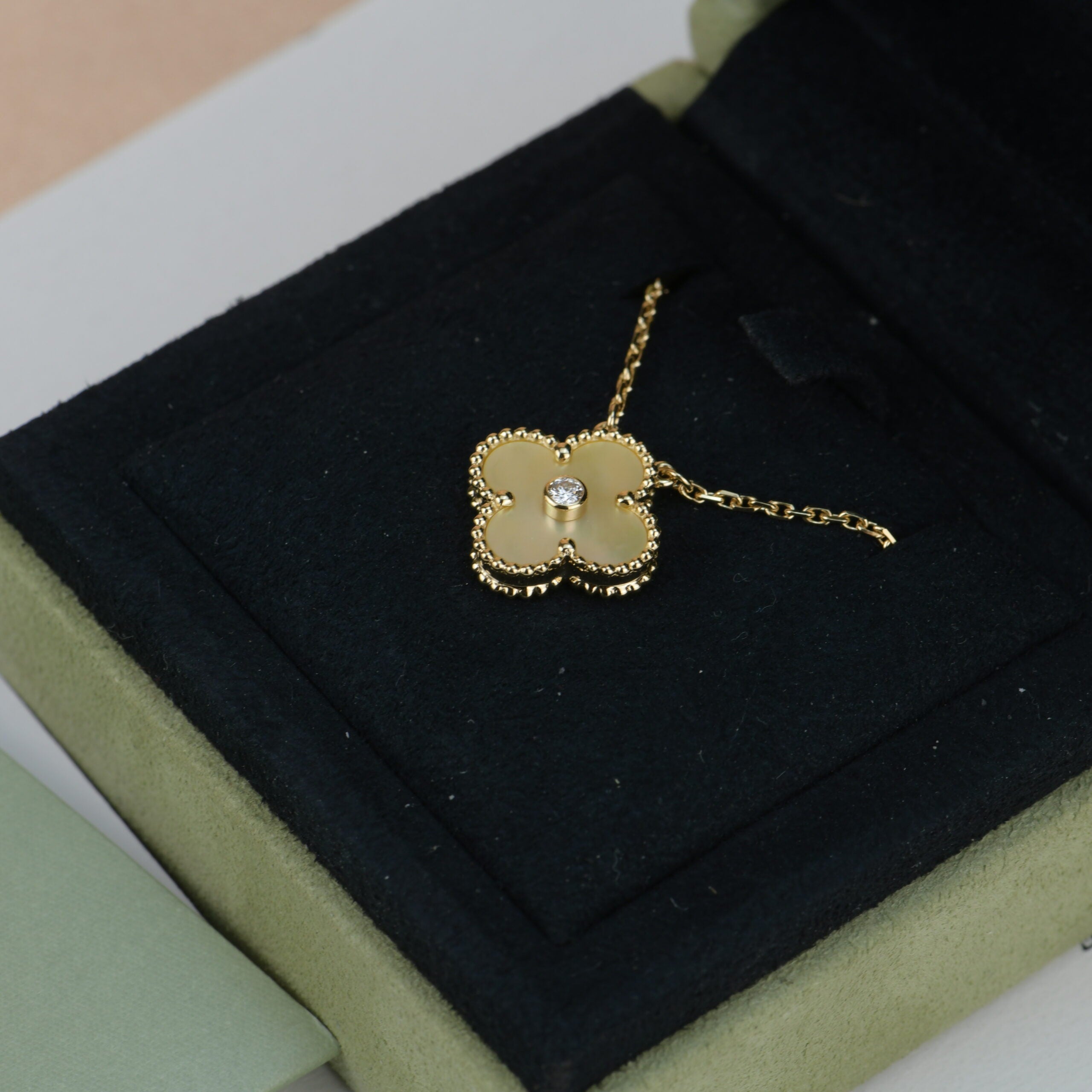 Aura CLOVER 15MM DIAMANT GOLD PERLMUTT HALSKETTE