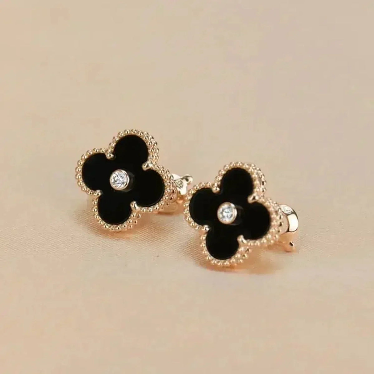 [⭐Aura ]CLOVER MEDIUM 1 MOTIFS ONYX DIAMOND EARRINGS