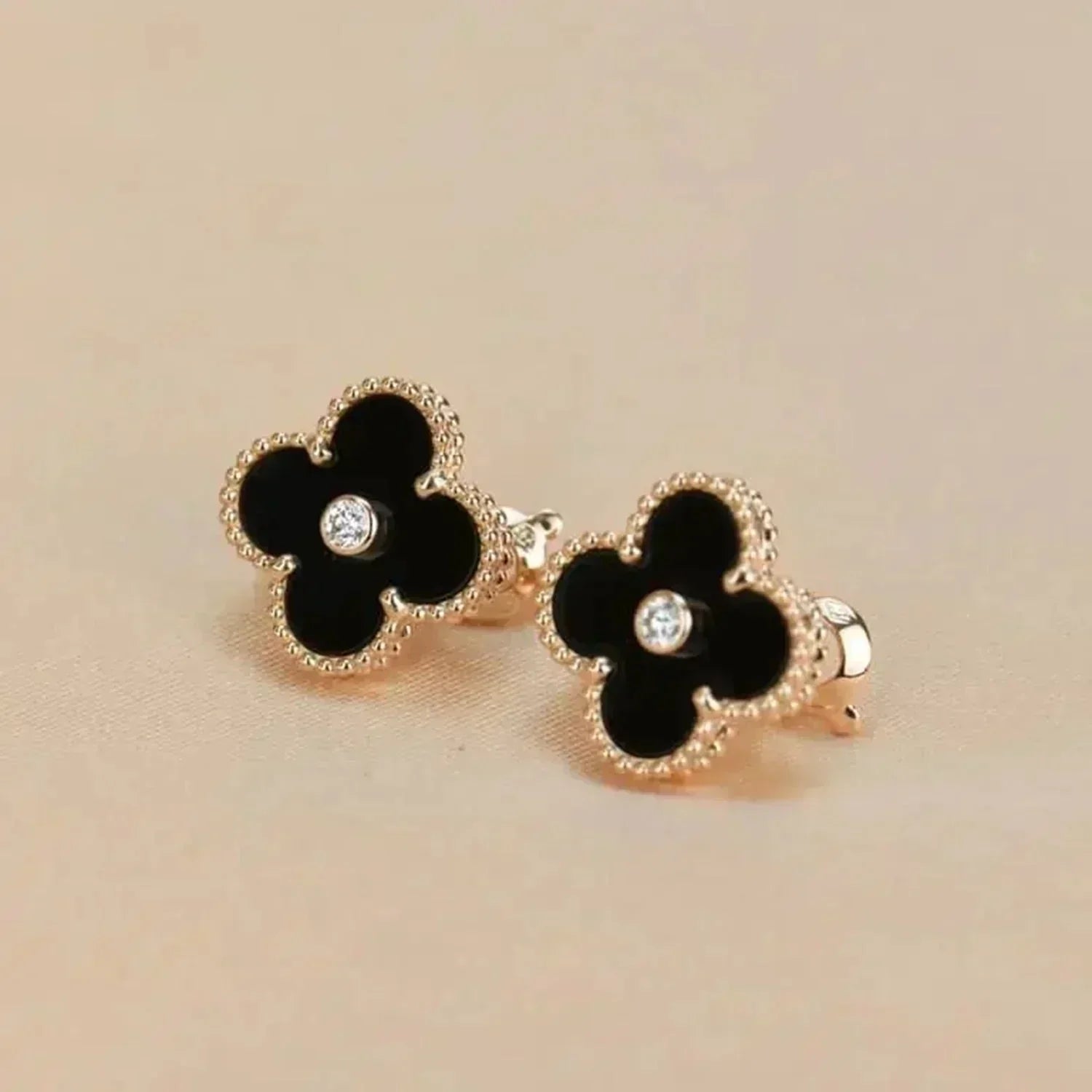 Aura CLOVER MEDIUM 1 MOTIFS ONYX DIAMOND EARRINGS