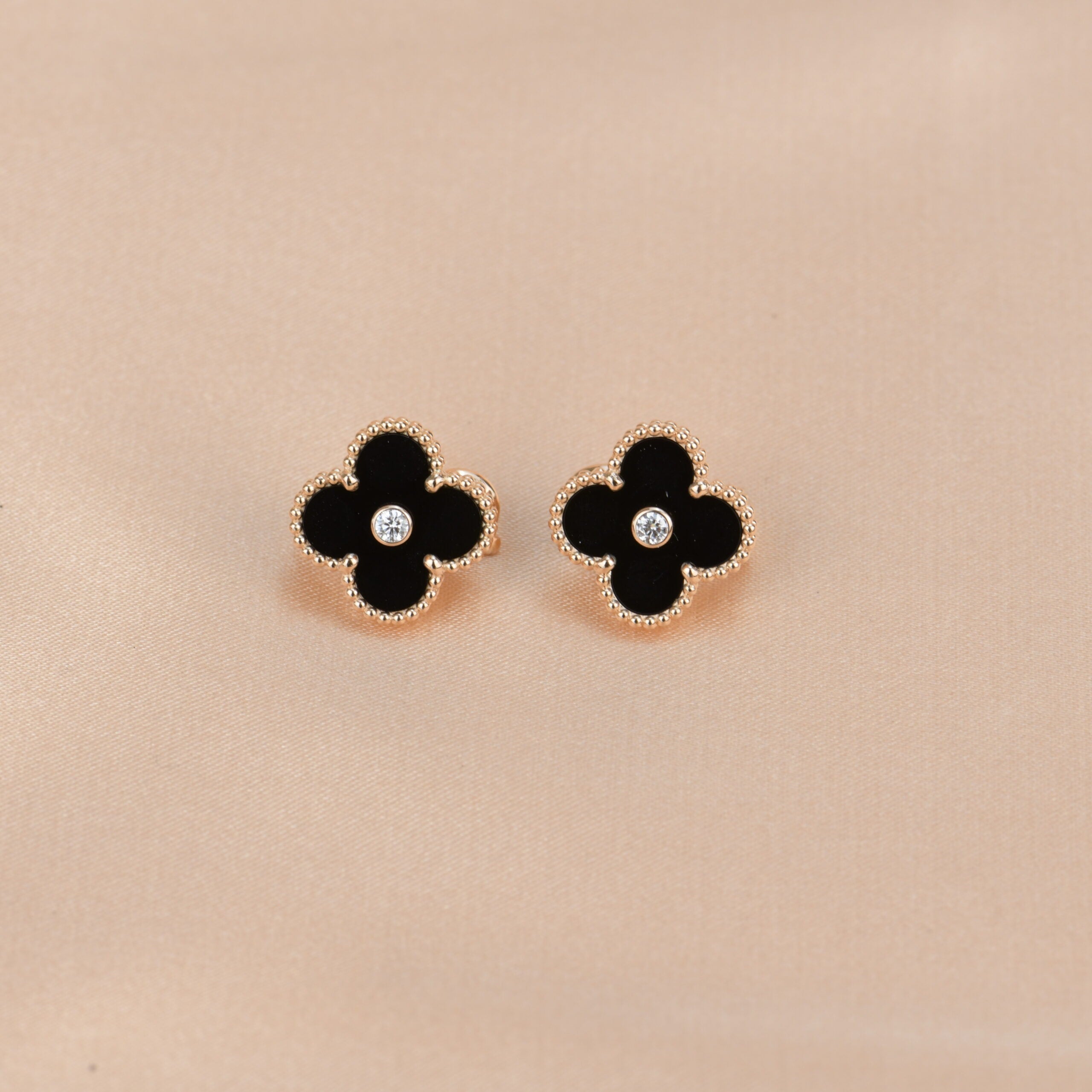 Aura CLOVER MEDIUM 1 MOTIFS ONYX DIAMOND EARRINGS