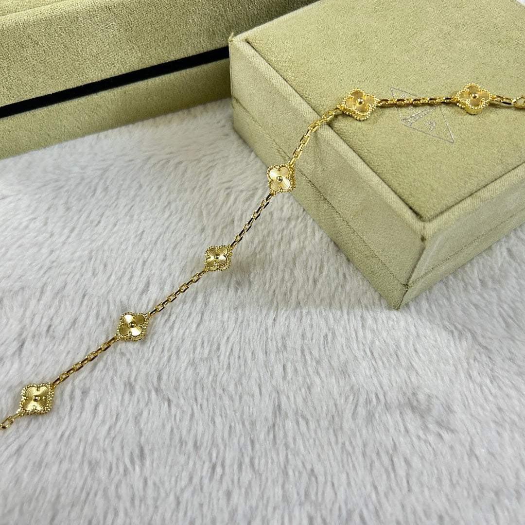 ```json
{
  "product": "bracelet",
  "brand": "Aura",
  "name": "New CLOVER 6 MOTIF DIAMOND BRACELET"
}
```