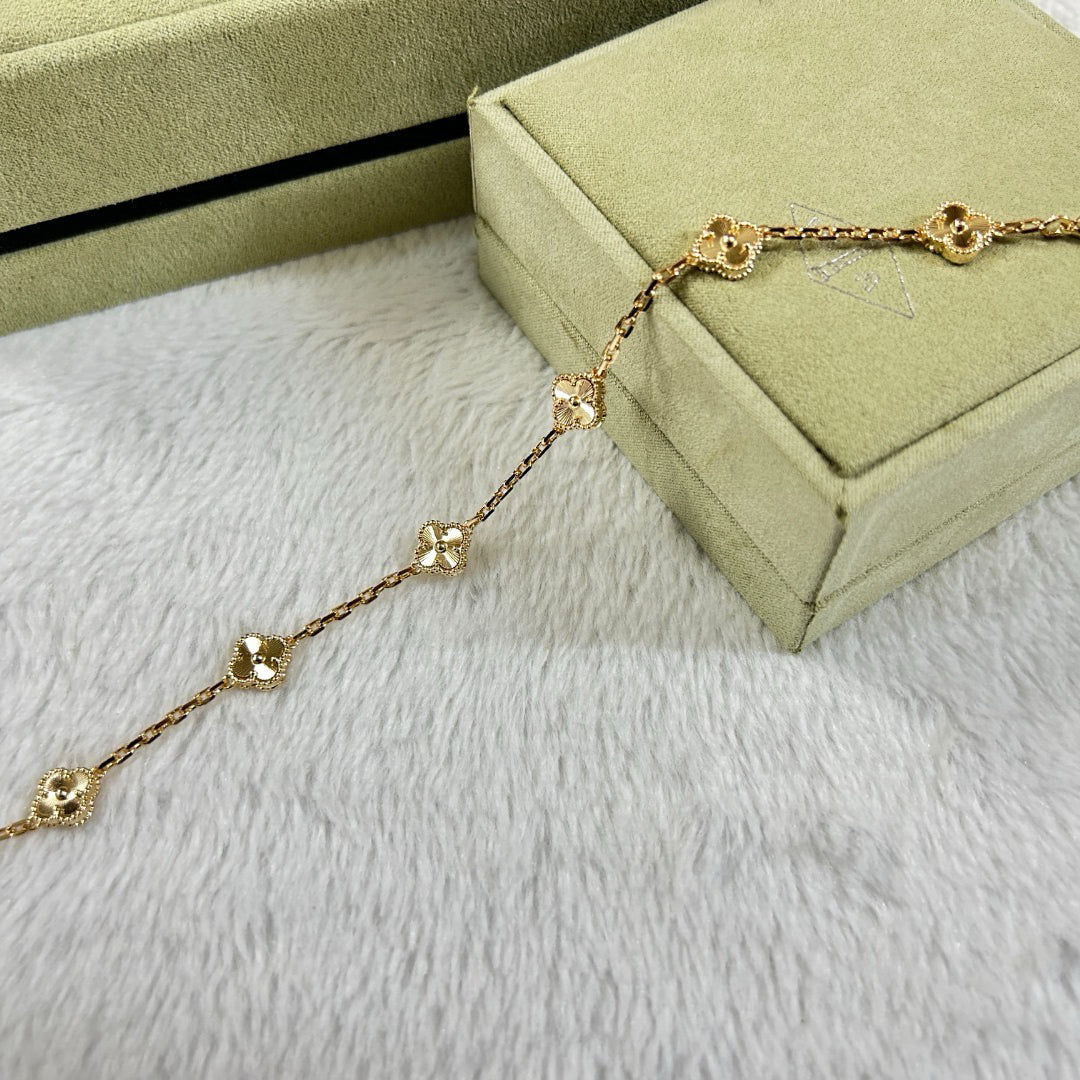 ```json
{
  "product": "bracelet",
  "brand": "Aura",
  "name": "New CLOVER 6 MOTIF DIAMOND BRACELET"
}
```