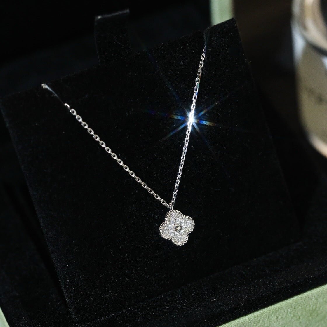 Aura CLOVER MINI 9.5MM PENDANT DIAMOND NECKLACE