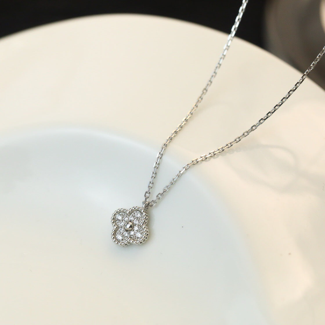 Aura CLOVER MINI 9.5MM PENDANT DIAMOND NECKLACE