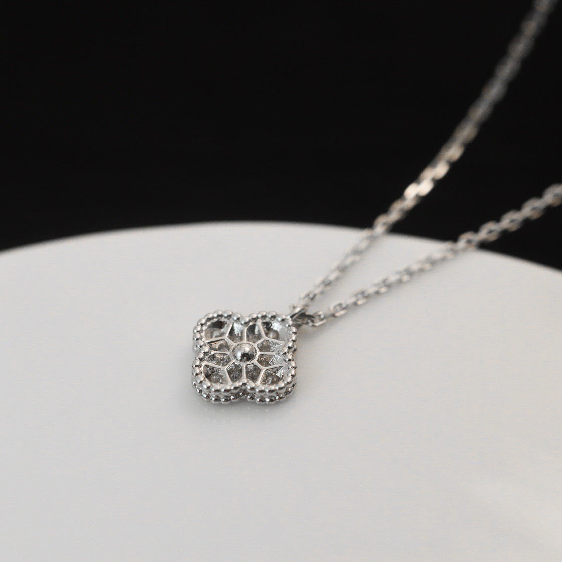 Aura CLOVER MINI 9.5MM PENDANT DIAMOND NECKLACE