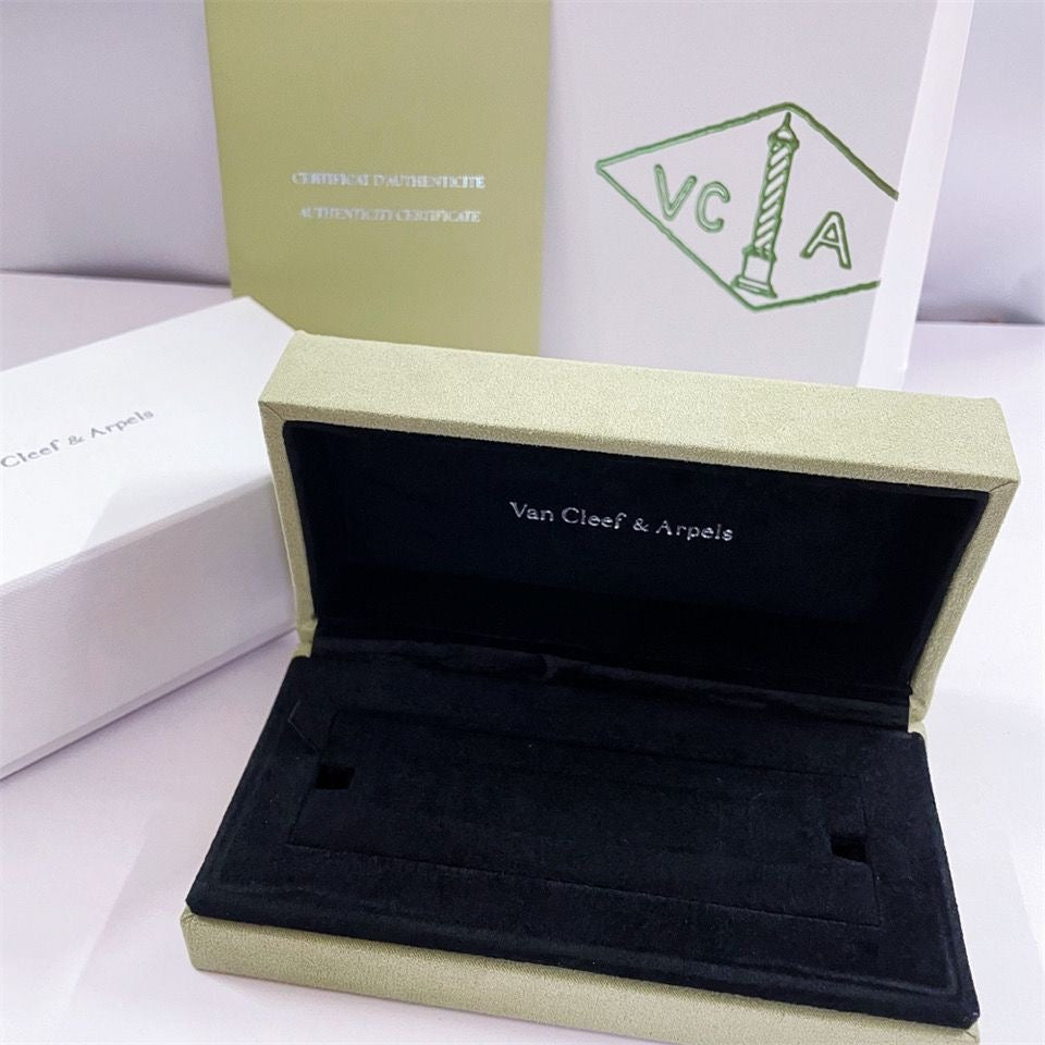 Aura VA CLOVER BRACELET NECKLACE RING BOX GIFT BAG
