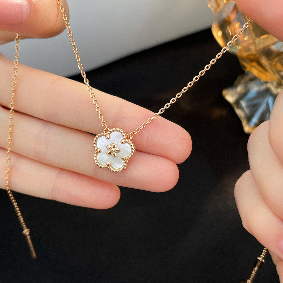 [⭐Aura ]LUCKY  WHITE MOP  PLUM BLOSSOM NECKLACE