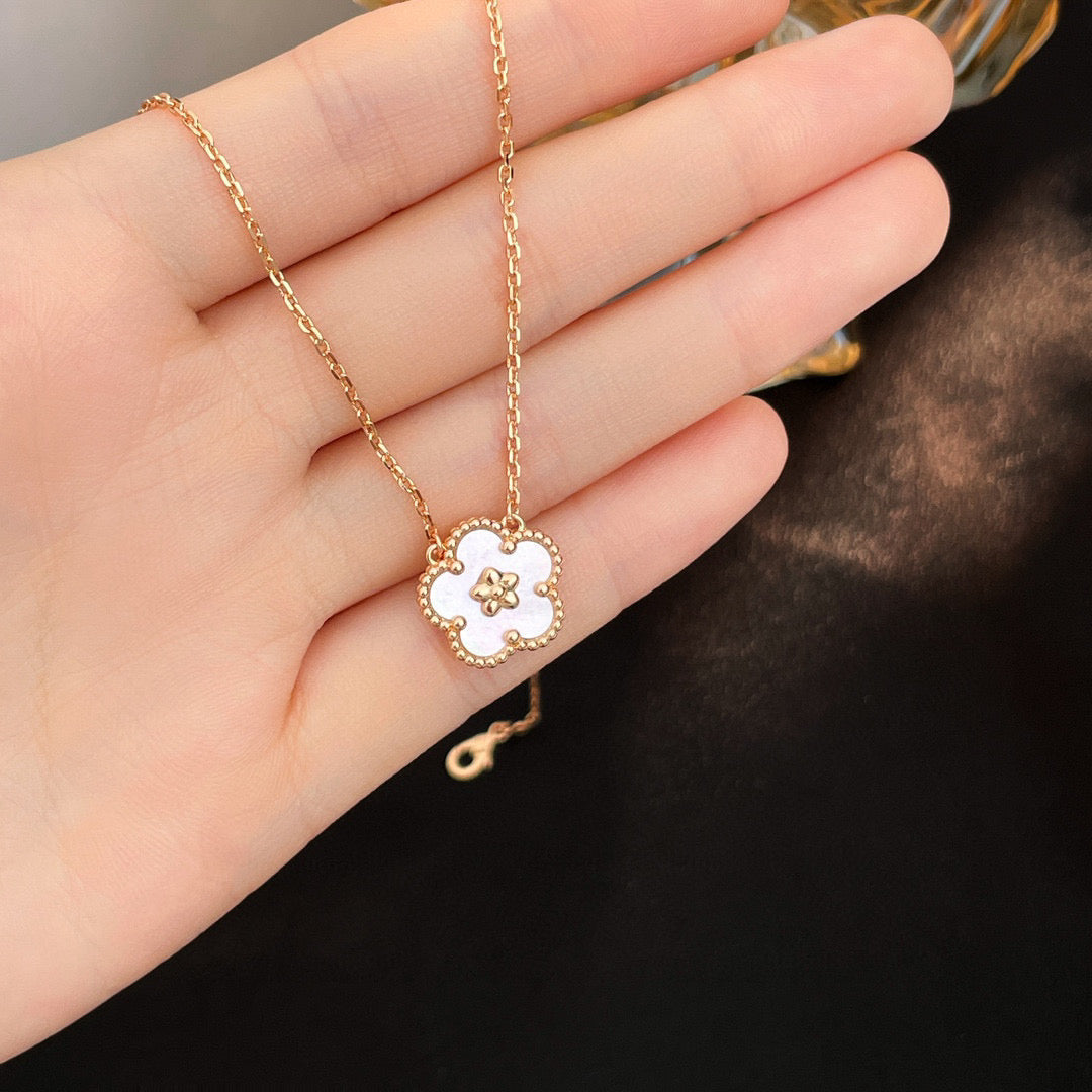 [⭐Aura ]LUCKY  WHITE MOP  PLUM BLOSSOM NECKLACE