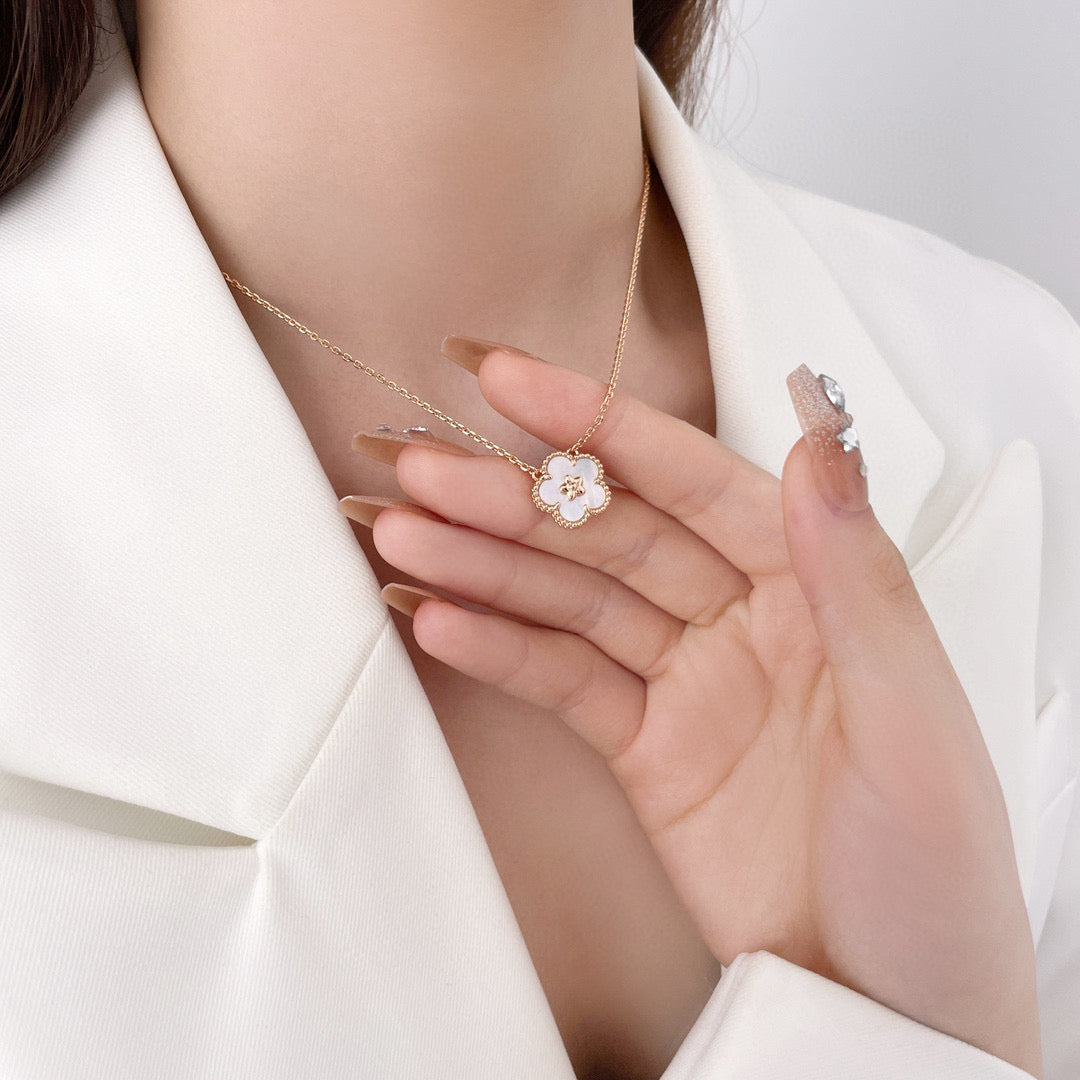 [⭐Aura ]LUCKY  WHITE MOP  PLUM BLOSSOM NECKLACE