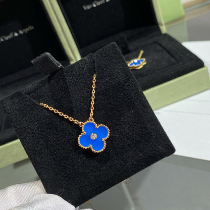 [⭐Aura ]CLOVER 15MM DIAMOND AND BLUE AGATE NECKLACE