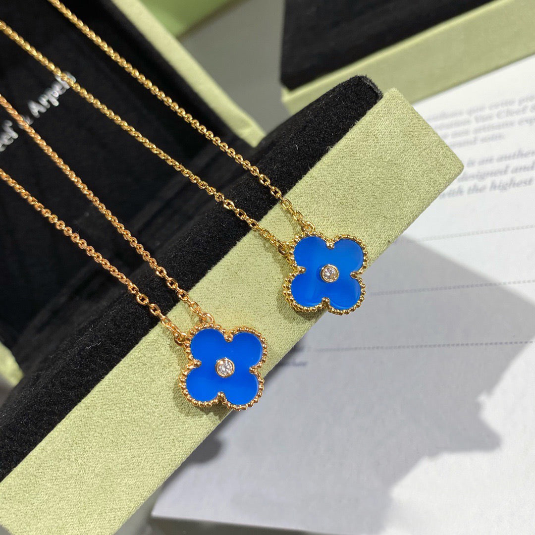 [⭐Aura ]CLOVER 15MM DIAMOND AND BLUE AGATE NECKLACE