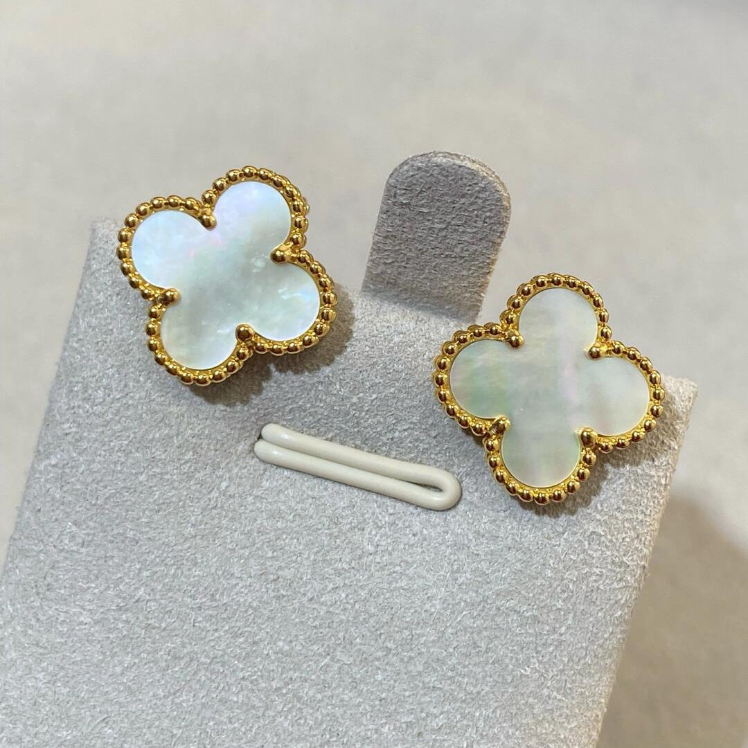 [Aura ] CLOVER LARGE (20mm) 1 MOTIFS WHITE MOP STUD EARRINGS
