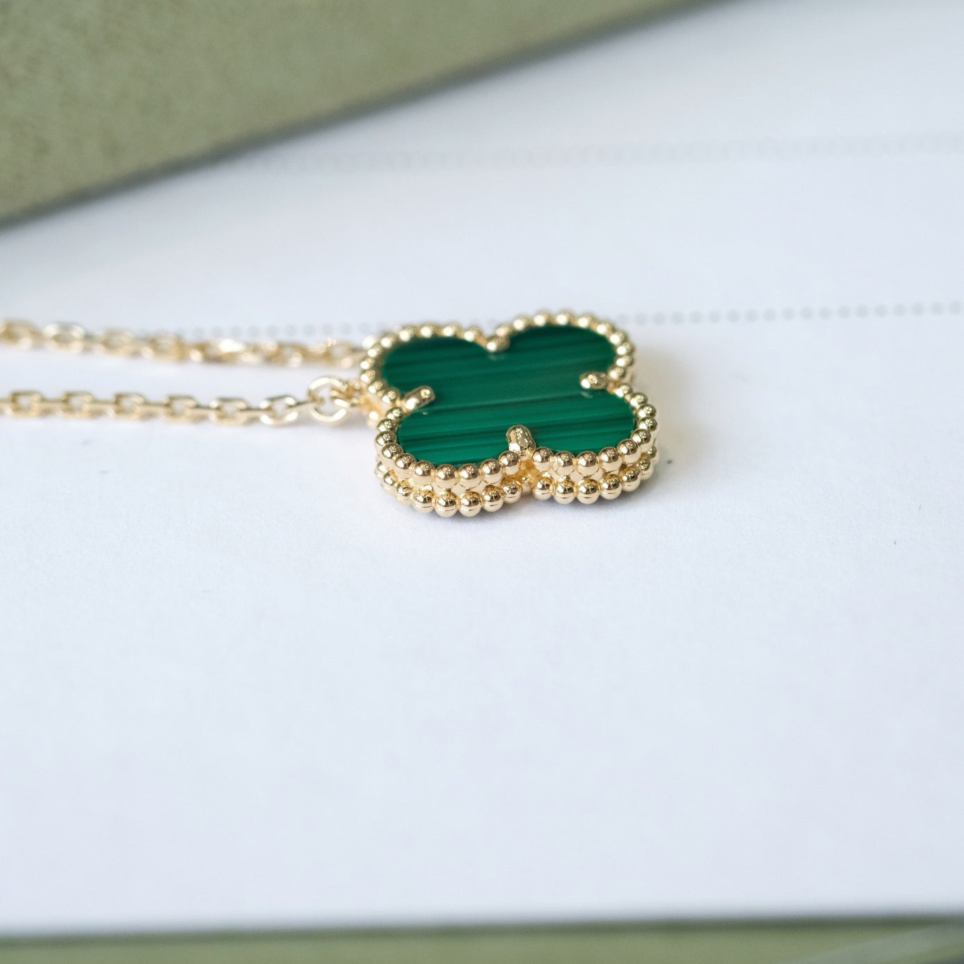 Aura CLOVER 15MM MALACHIT EINZELBLUMEN-HALSKEТТЕ