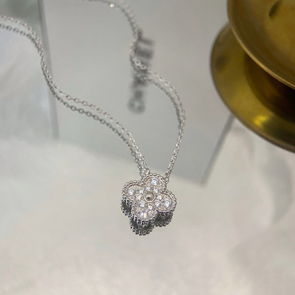 Aura CLOVER 15MM DIAMANT EINZELBLUMEN-HALSKETTE