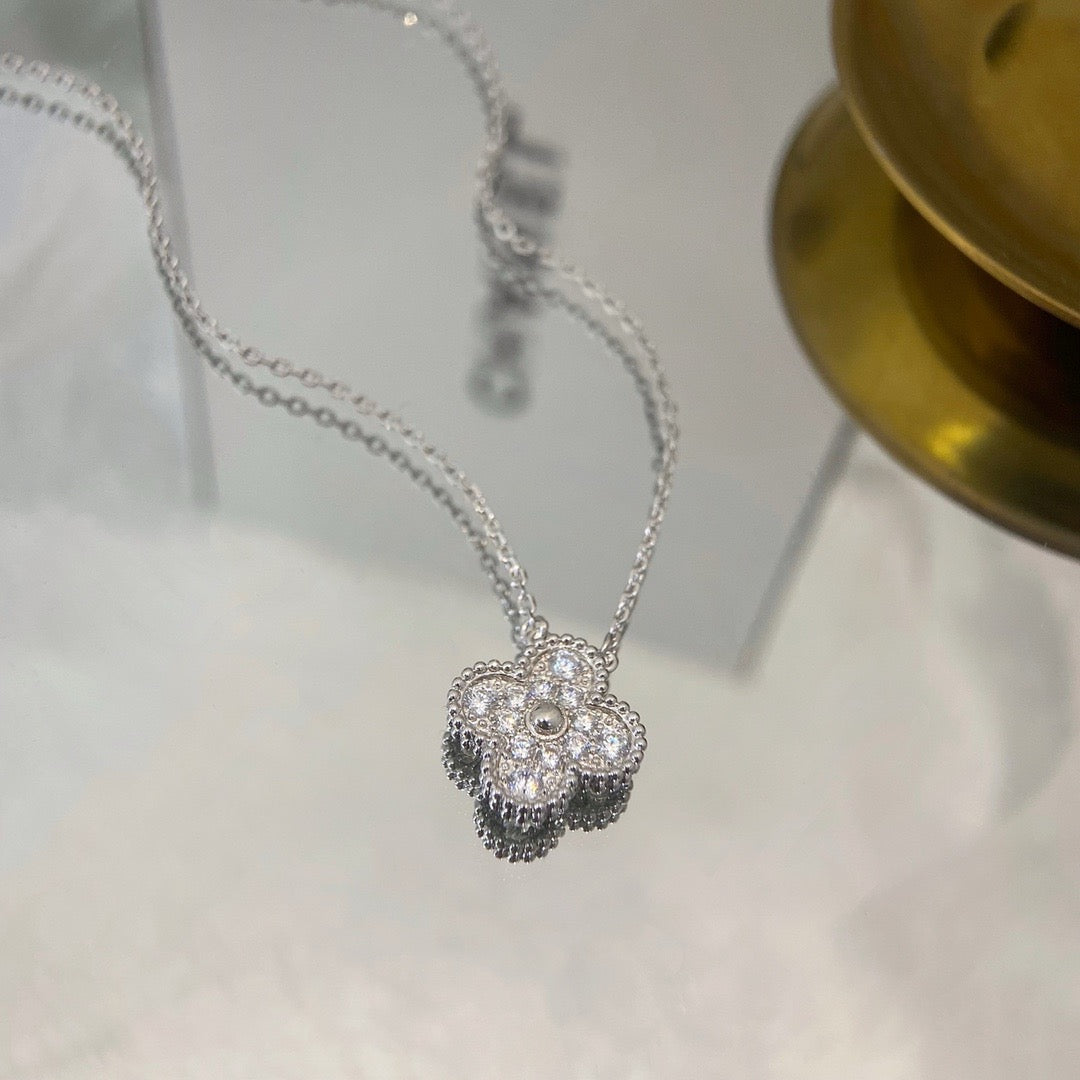 Aura CLOVER 15MM DIAMANT EINZELBLUMEN-HALSKETTE