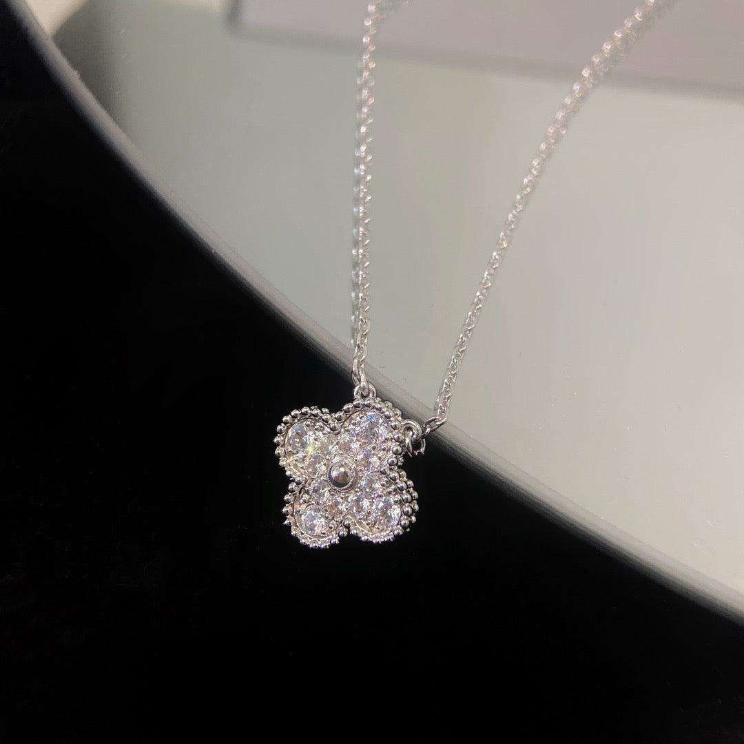 Aura CLOVER 15MM DIAMANT EINZELBLUMEN-HALSKETTE