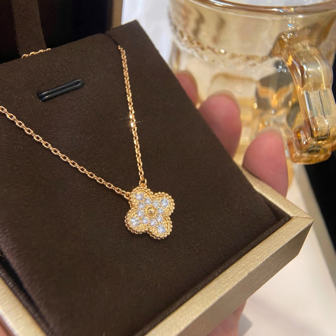 Aura CLOVER 15MM DIAMANT EINZELBLUMEN-HALSKETTE