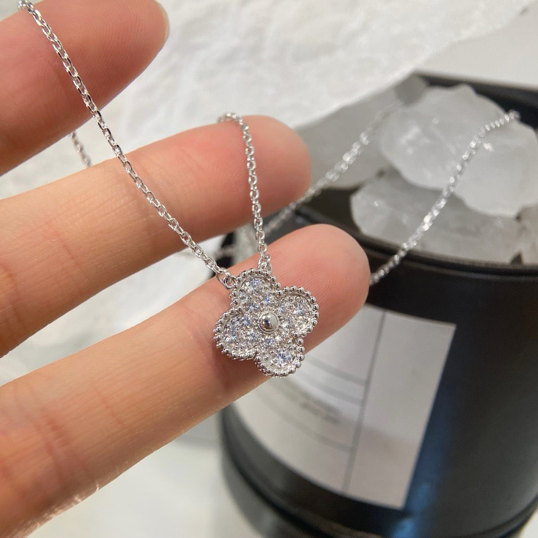 Aura CLOVER 15MM DIAMOND SINGLE FLOWER NECKLACE