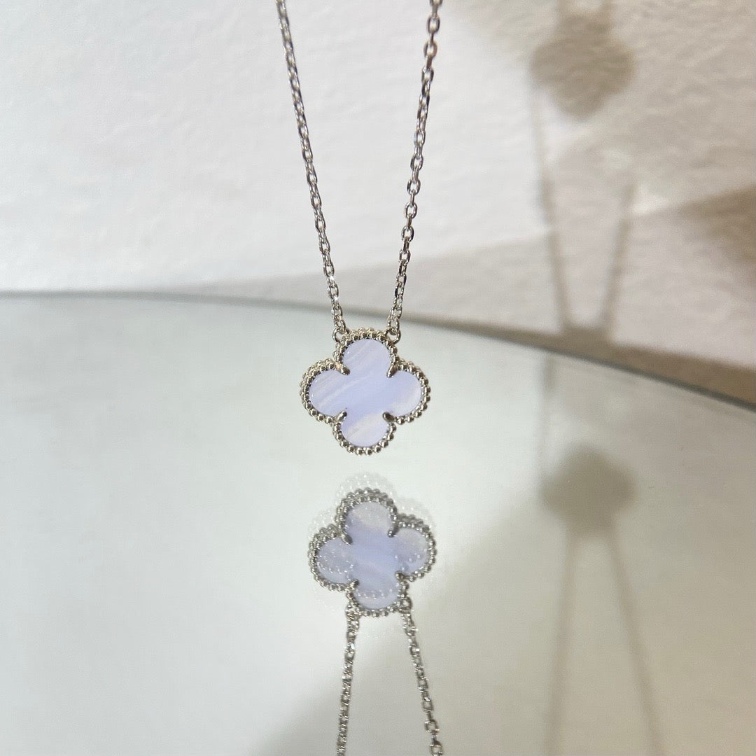 Aura CLOVER 15MM BLAUER CHALCEDON HALSKETTE SILBER