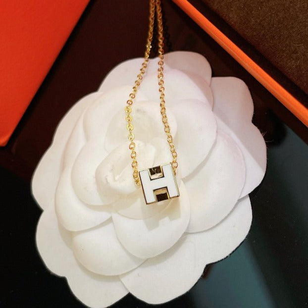 [⭐Aura ]H WHITE SQUARE GOLD NECKLACE