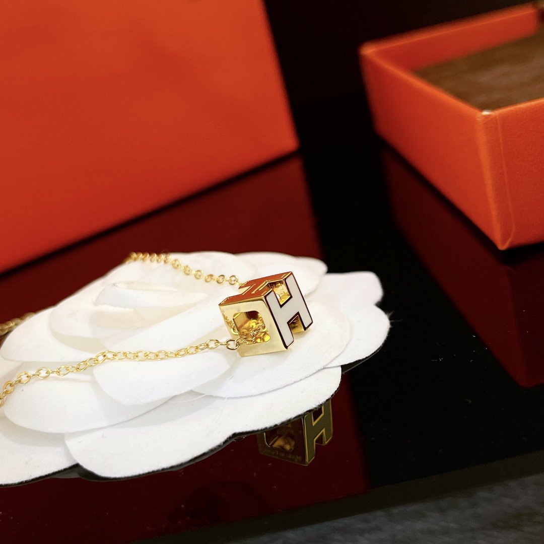 [⭐Aura ]H WHITE SQUARE GOLD NECKLACE