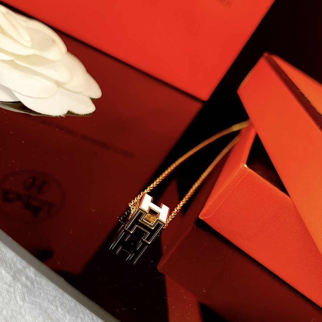 [⭐Aura ]H WHITE SQUARE GOLD NECKLACE