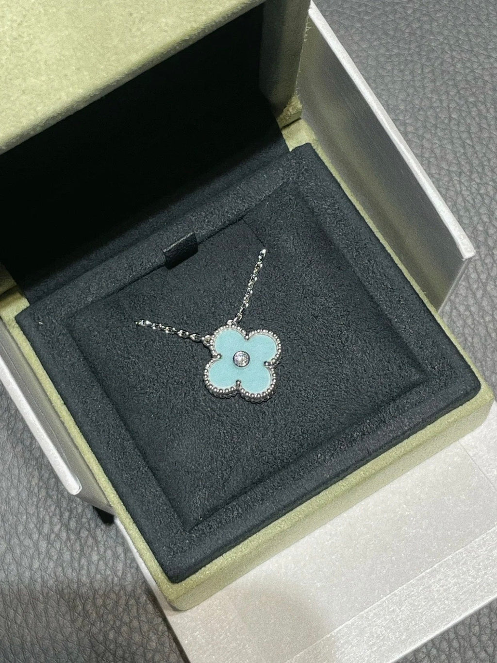 Aura CLOVER 1 DIAMOND HELLBLAUE SILBERNE HALSKETTE