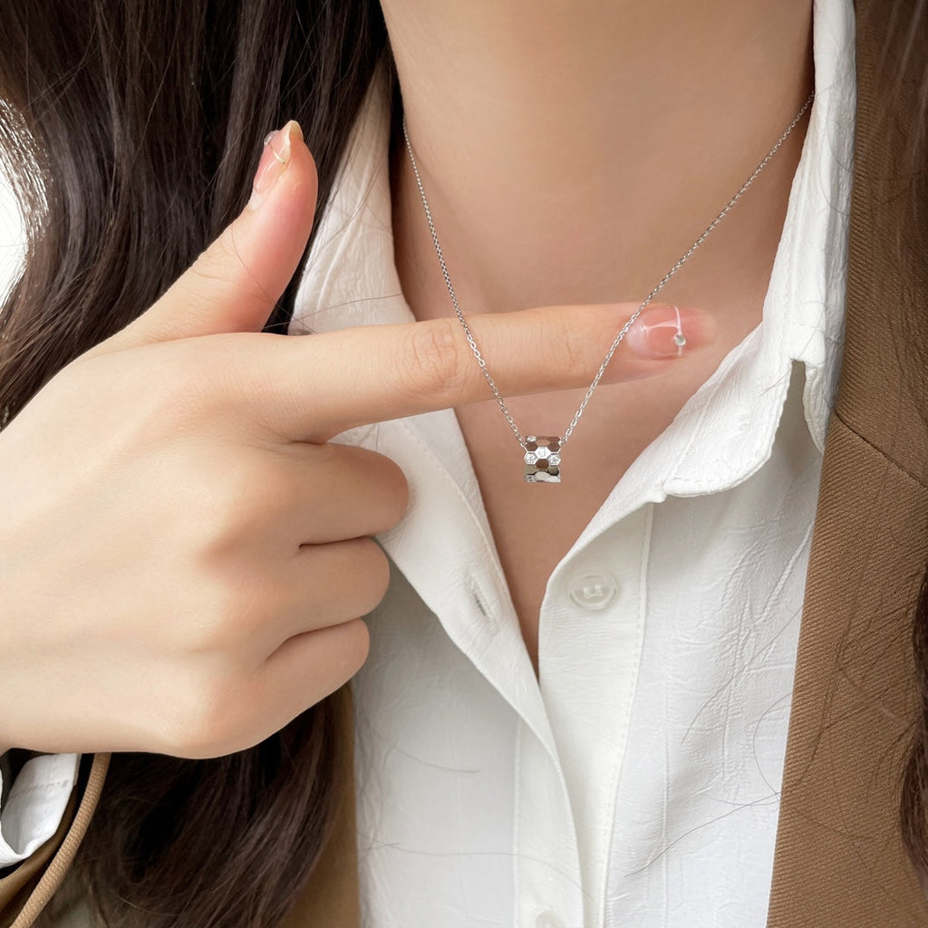 Aura BEE MINI ANHÄNGER DIAMANTENHALSKETTE