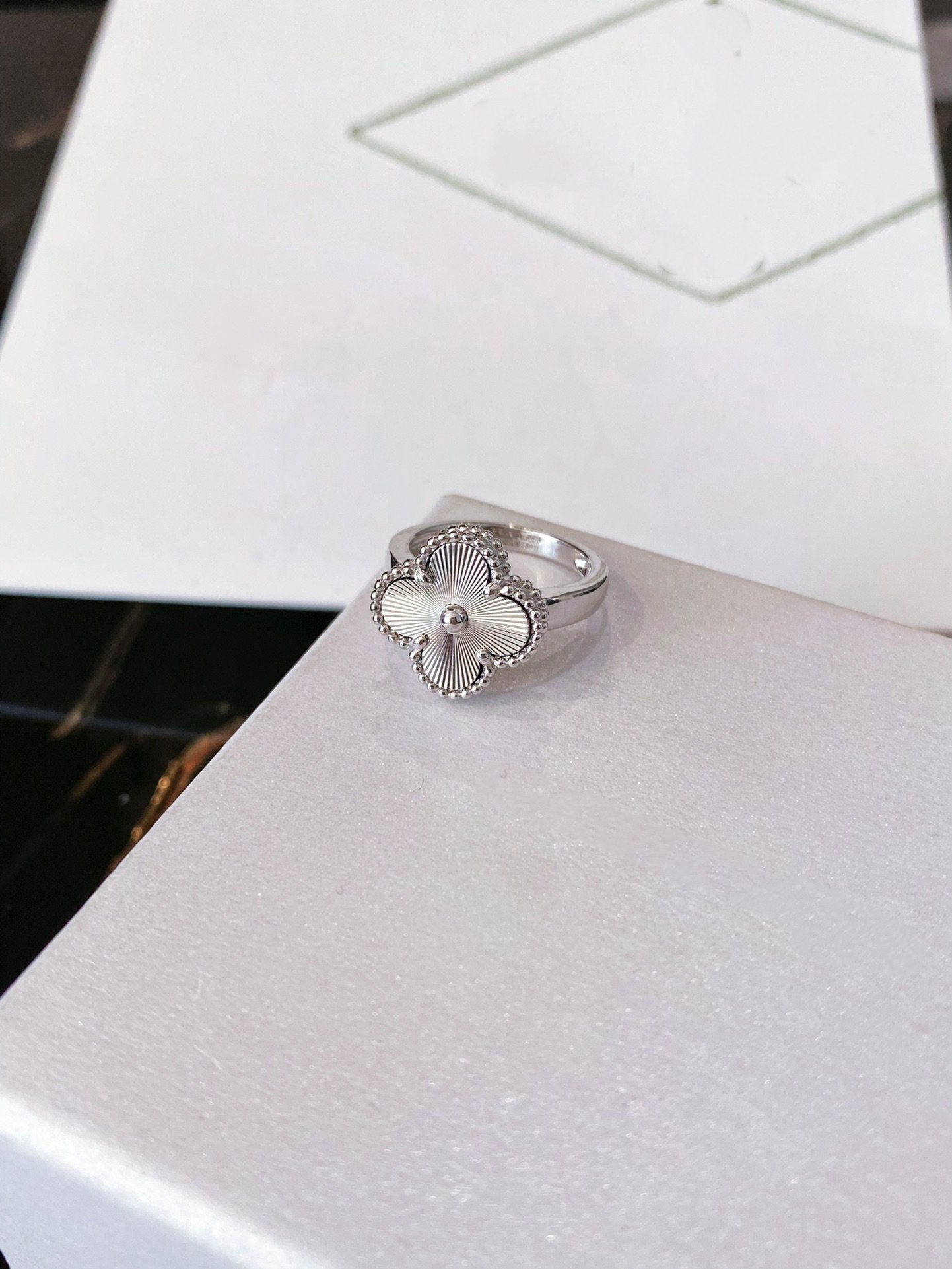 Aura CLOVER SILVER RING
