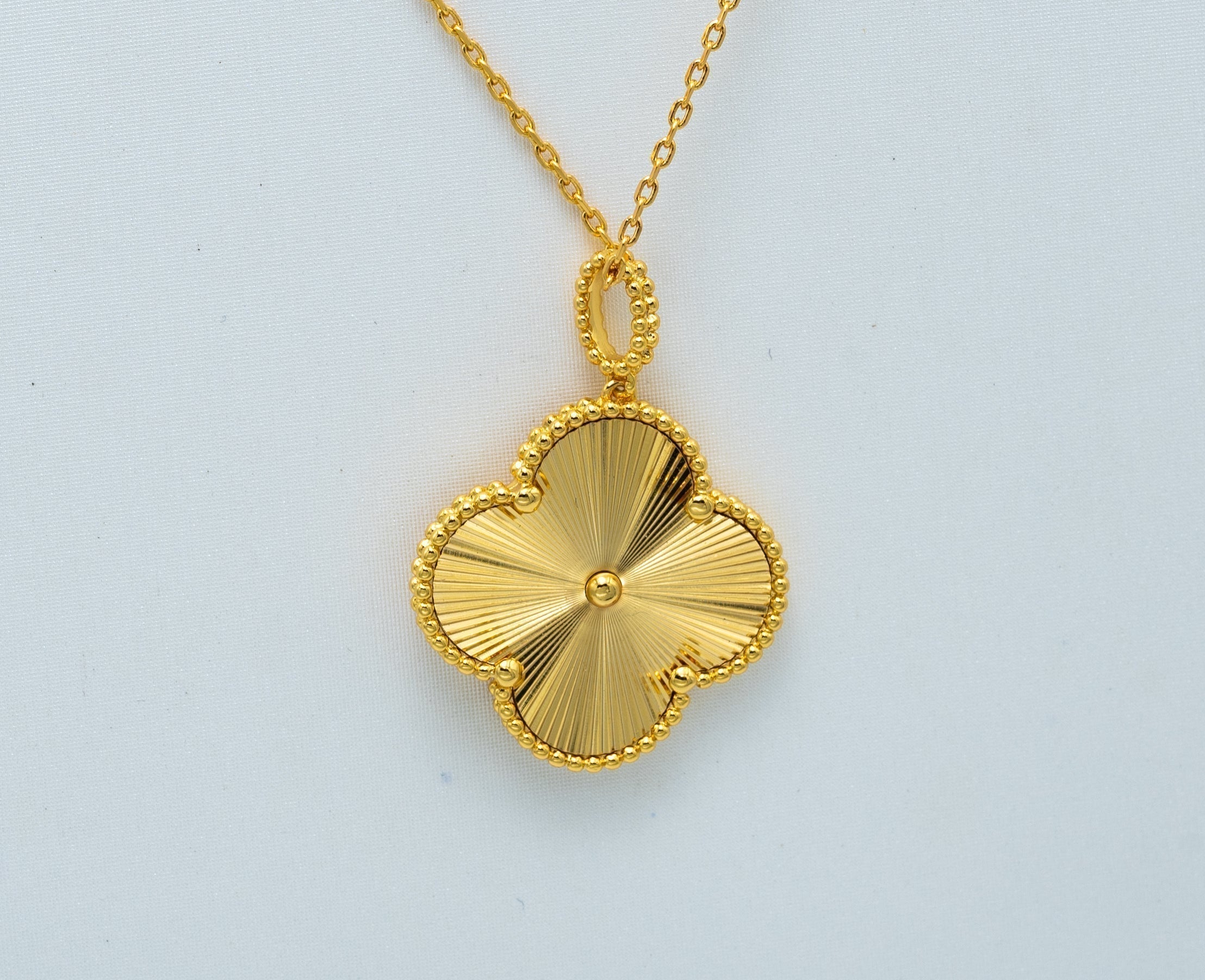 Aura CLOVER 25MM PEDANT NECKLACE GOLD