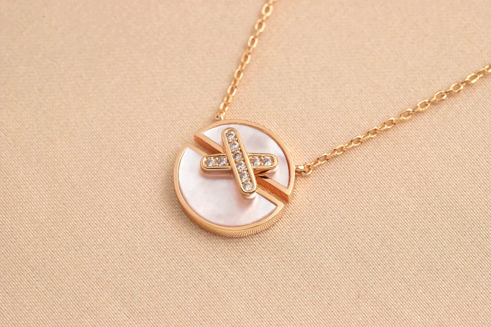 Aura JEUX DE ROSE GOLD DIAMOND NECKLACE