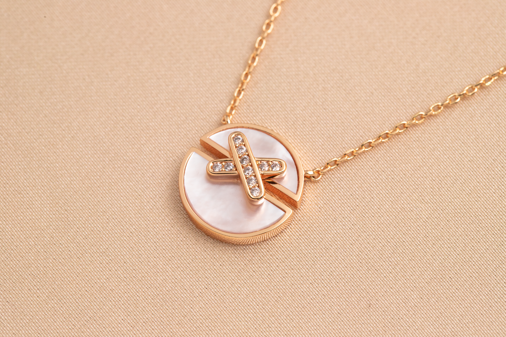 Aura JEUX DE PINK GOLD DIAMOND NECKLACE