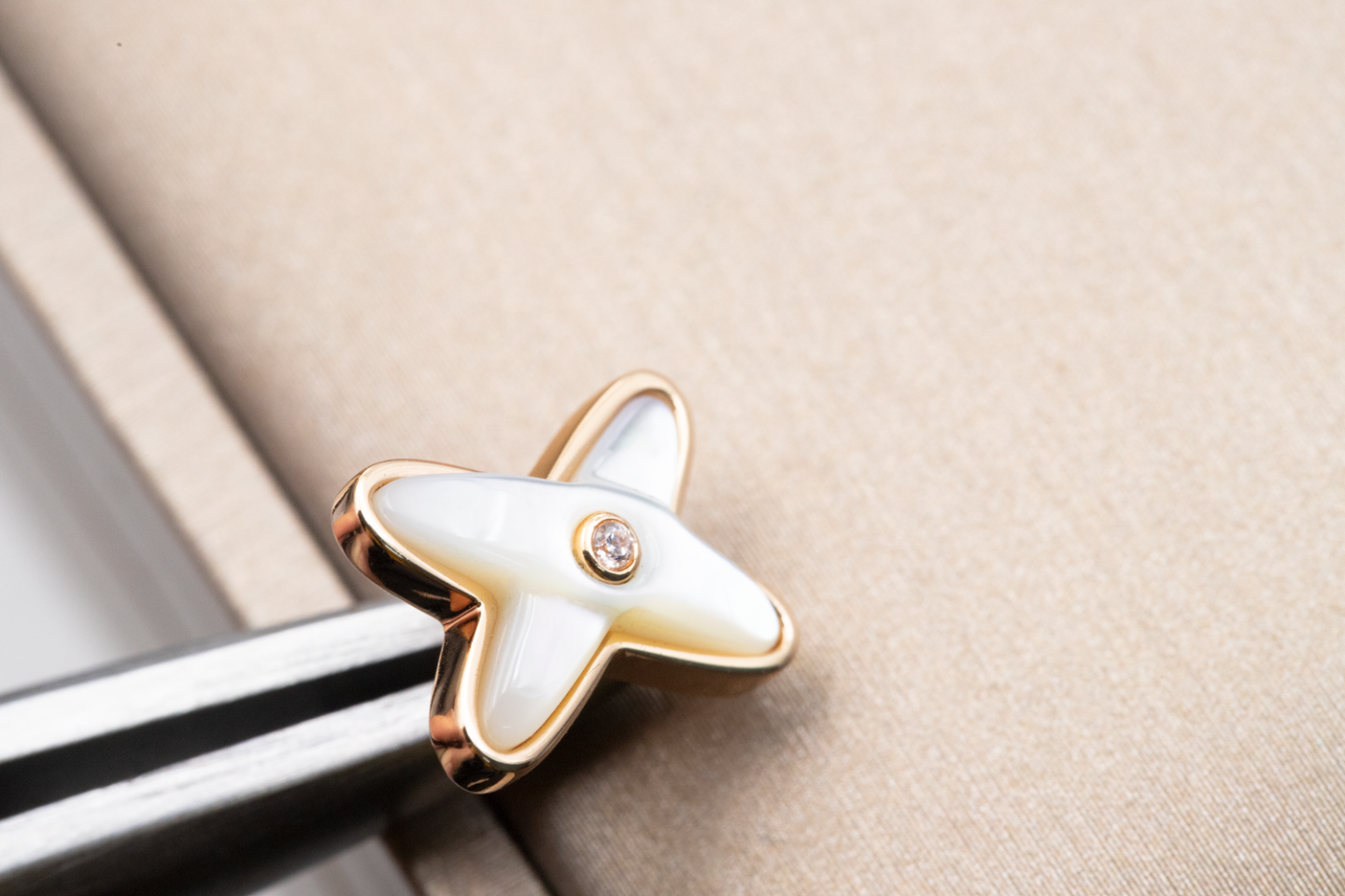 Aura JEUX DE WHITE MOP PINK GOLD DIAMOND EARRINGS