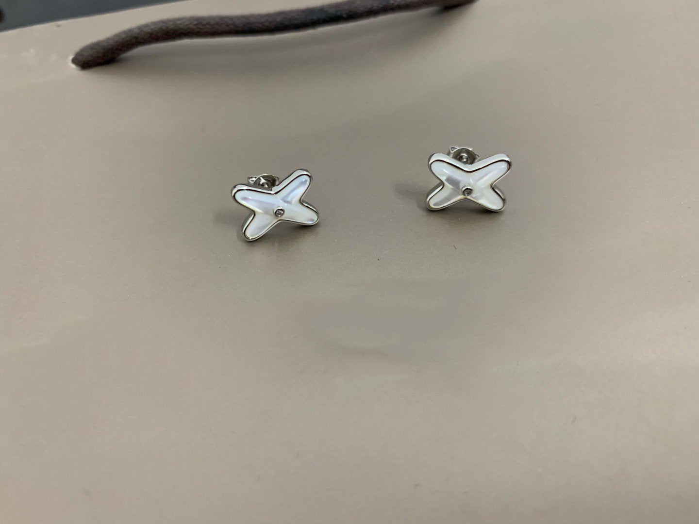 Aura JEUX DE WHITE MOP SILVER DIAMOND EARRINGS
