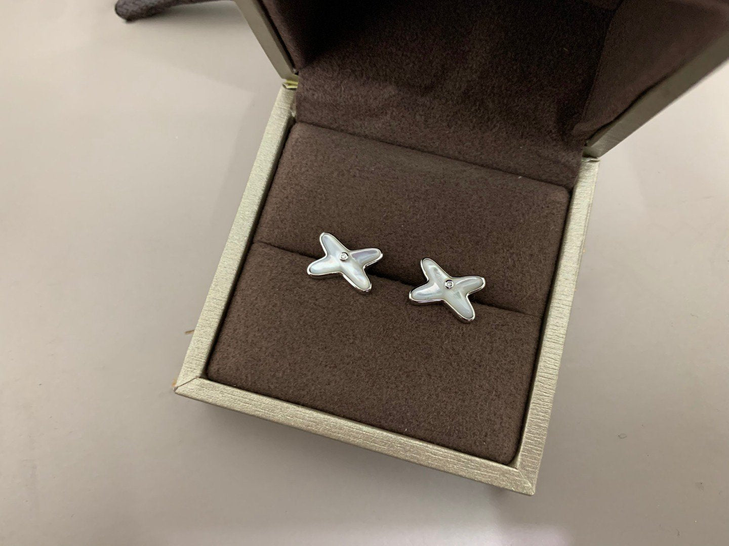 Aura JEUX DE WHITE MOP SILVER DIAMOND EARRINGS