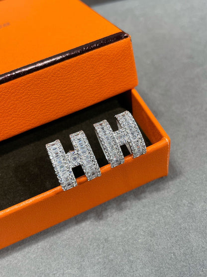 [⭐Aura ]H STUD EARRINGS WITH SILVER DIAMONDS