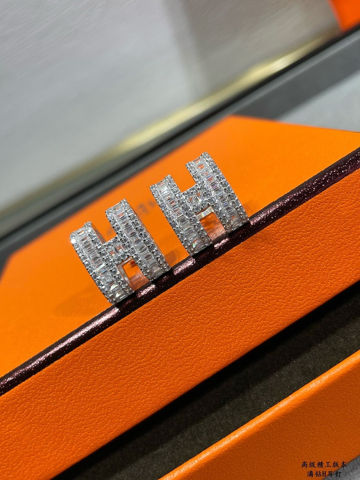 Aura H STUD EARRINGS WITH SILVER DIAMONDS