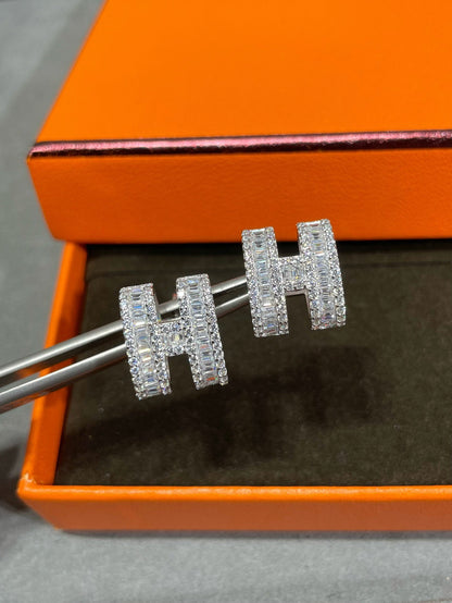 [⭐Aura ]H STUD EARRINGS WITH SILVER DIAMONDS
