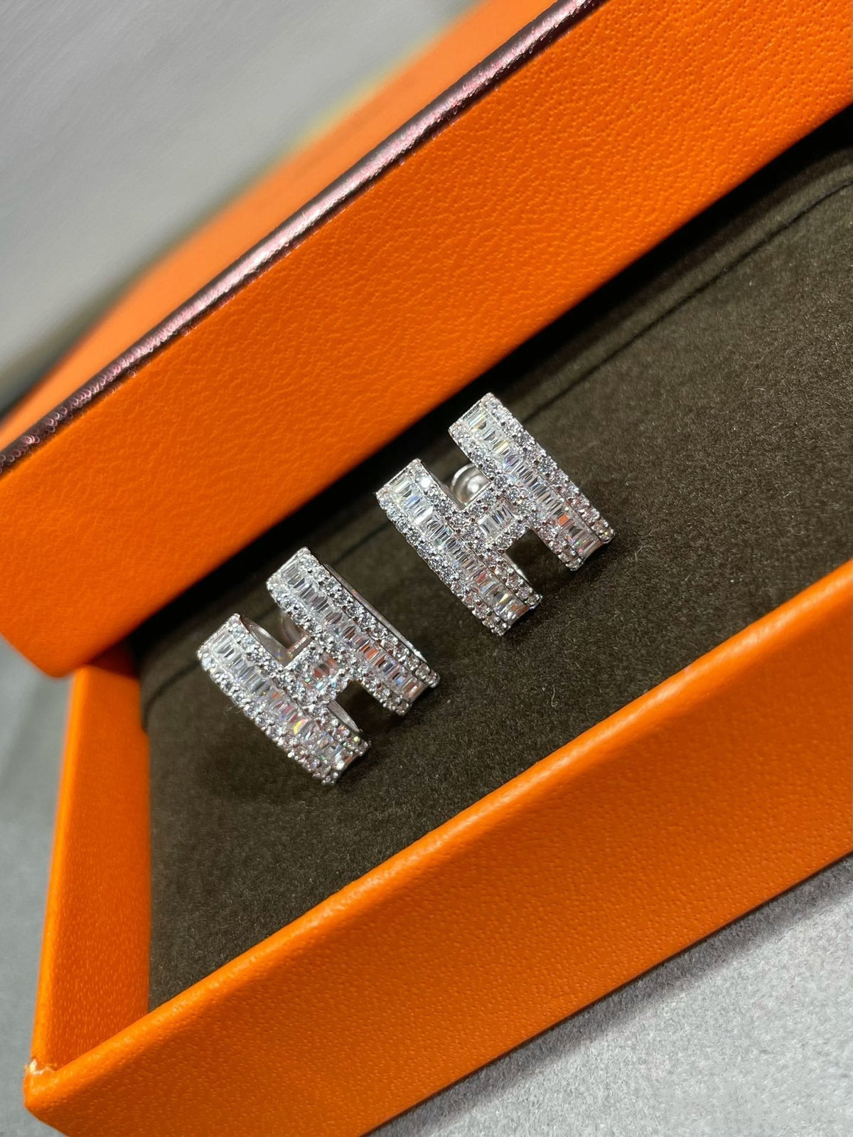 [⭐Aura ]H STUD EARRINGS WITH SILVER DIAMONDS