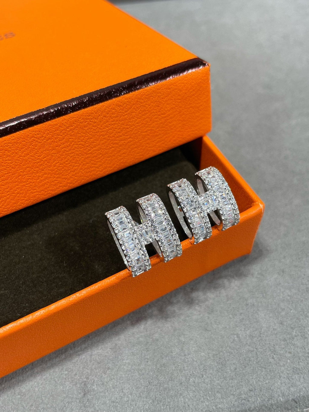 Aura H STUD EARRINGS WITH SILVER DIAMONDS