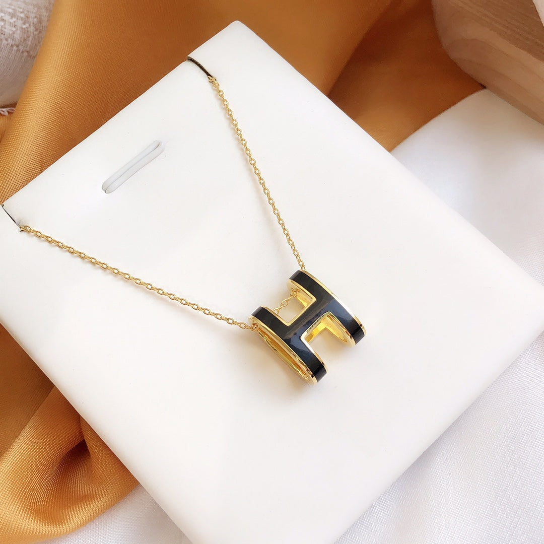 [⭐Aura ]HM CLIC BLACK ENAMEL GOLD NECKLACE