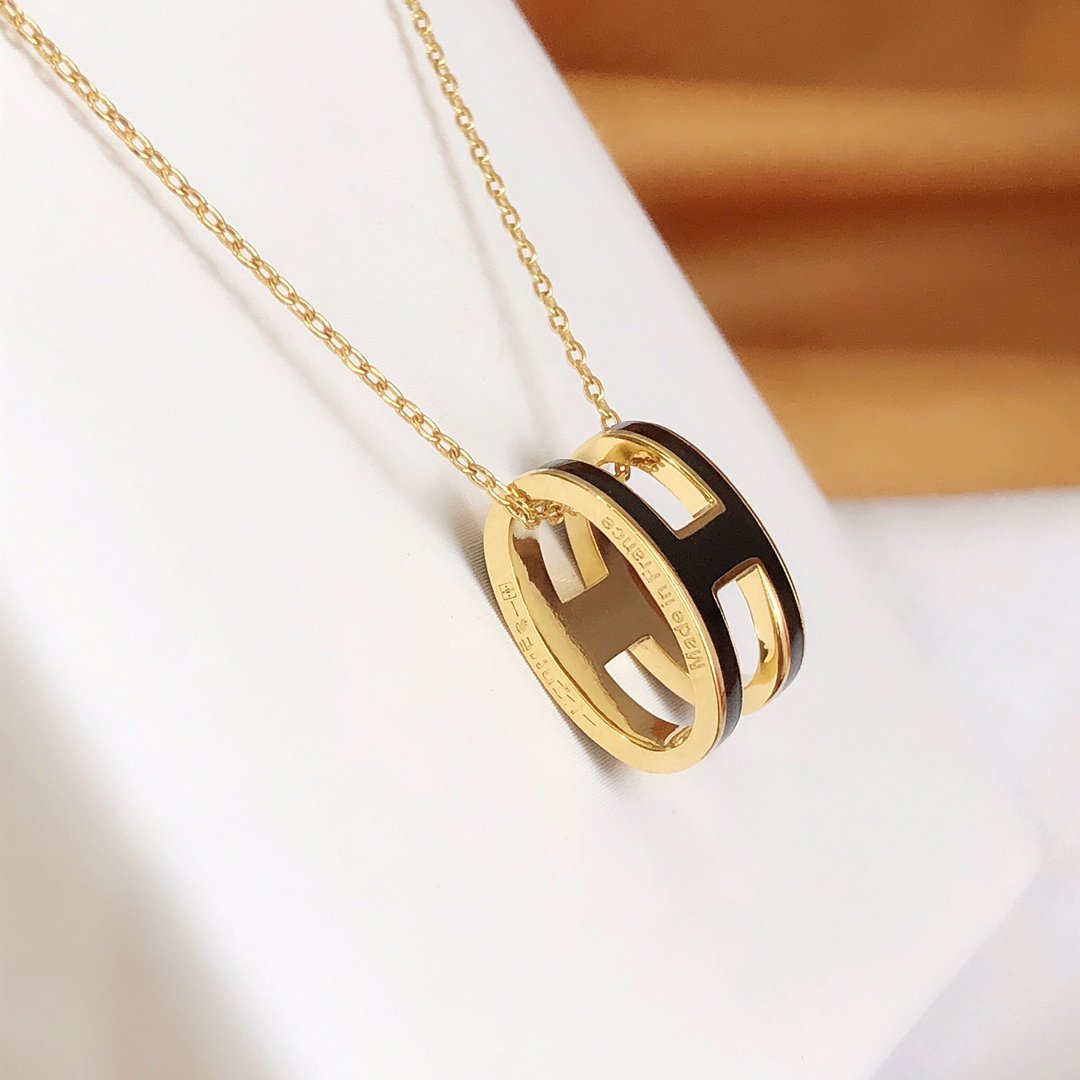 Aura HM CLIC BLACK ENAMEL GOLD NECKLACE