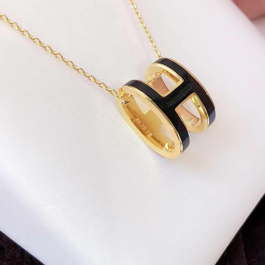 [⭐Aura ]HM CLIC BLACK ENAMEL GOLD NECKLACE