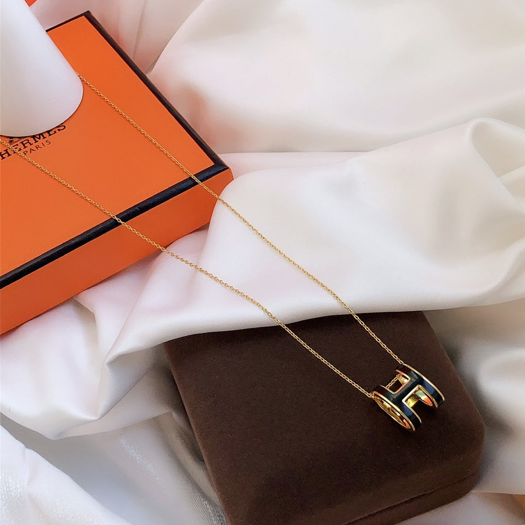 [⭐Aura ]HM CLIC BLACK ENAMEL GOLD NECKLACE