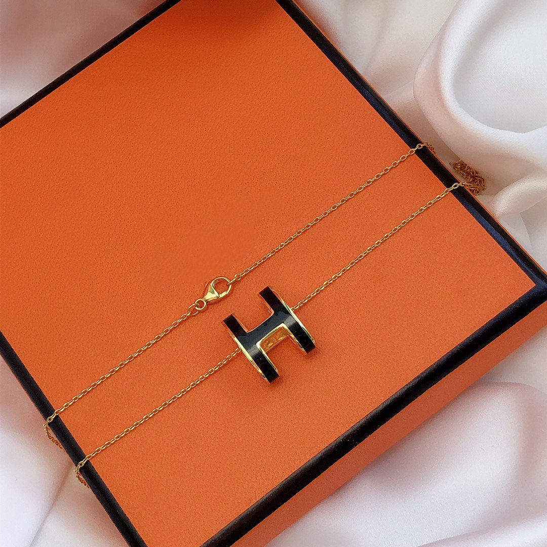 [⭐Aura ]HM CLIC BLACK ENAMEL GOLD NECKLACE